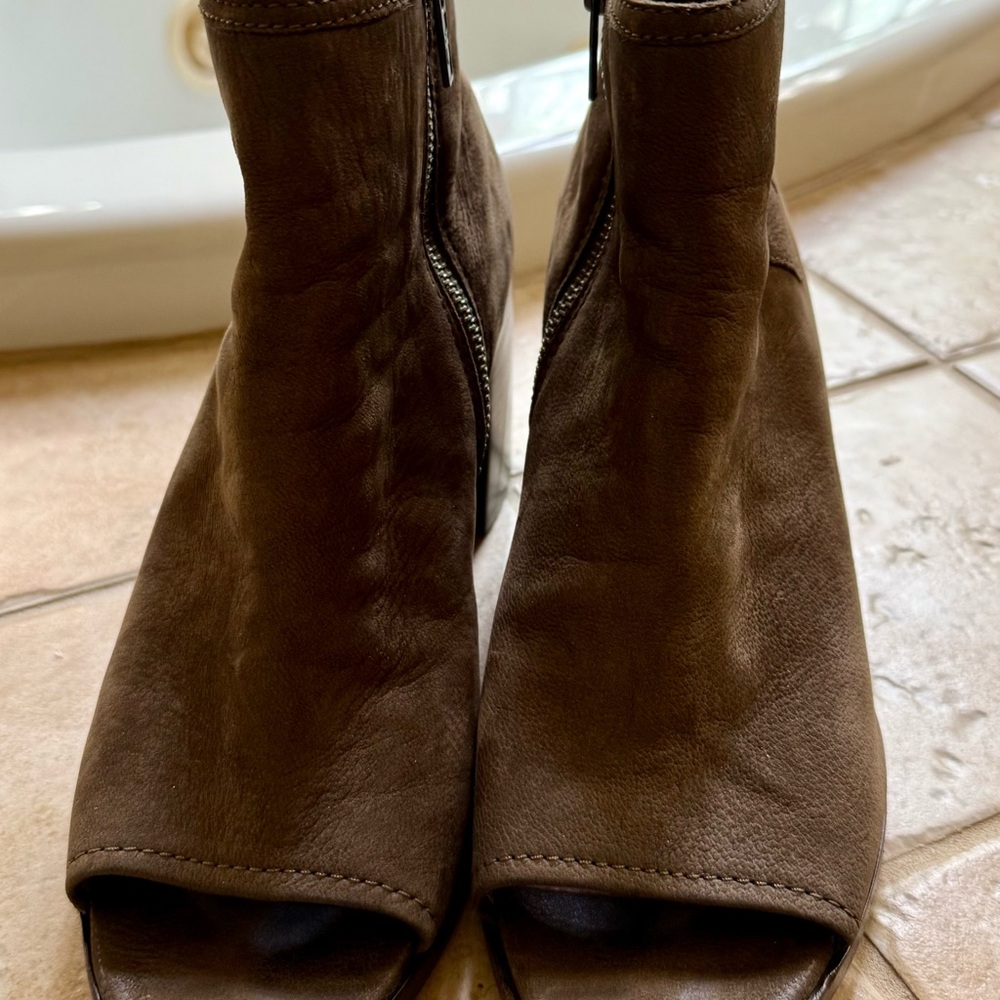Frye Brown Ankle Boots with Suede Finish and Chunky Heel Size 8.5 - Picture 3 of 5